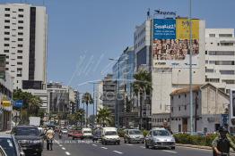 Image du Maroc Professionnelle de  Le prolongement de l'avenue Hassan II vers le sud rejoint le Boulevard Abdelmoumen qui presque comme tous les quartiers de Casablanca subit une transformation radicale. De part et d’autre du Boulevard Zerktouni, le nouveau quartier d’affaires de Casablanca, où les sièges d'une grande partie des plus importants groupes financiers du pays, banques, assurances, groupes de crédit ont élus domicile loin des encombrements quotidiens du centre-ville, Lundi 6 Juillet 2009. (Photo / Abdeljalil Bounhar) 